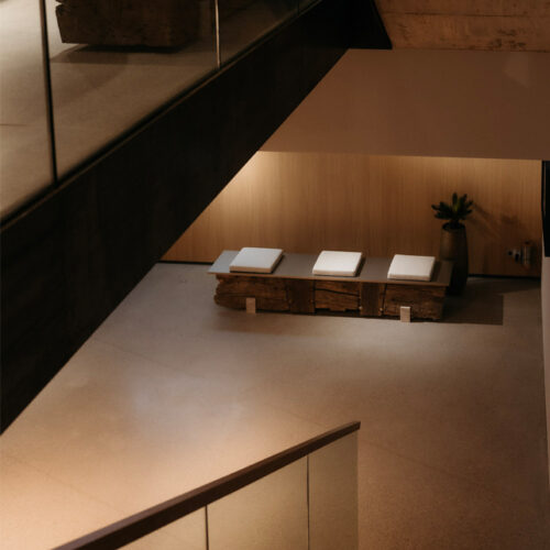 Großzügiger Treppenabgang und Wartebereich vor den Behandlunsräumen im UG