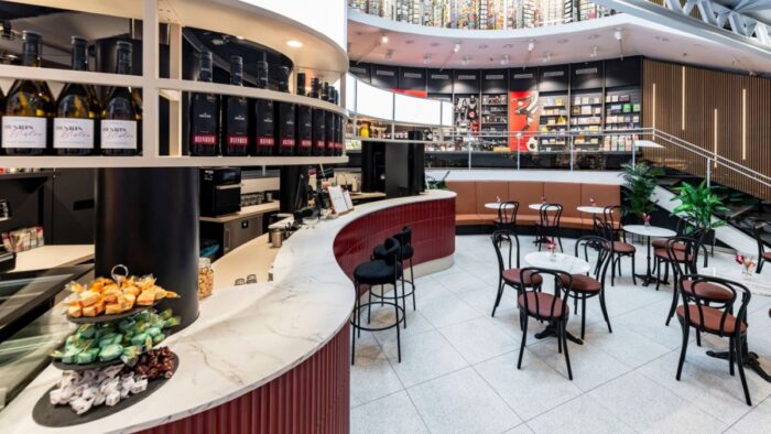 Kaum renoviert, schon zur Aktionsfläche: Henris Bistro in der Frankfurter Hugendubel-Filiale verwandelt sich für sechs Wochen in das „Café deLYX