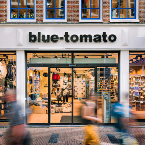 Glasfassade des neuen Blue Tomato-Stores in Amsterdam
