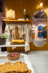 Warme Hölzer prägen das Bild