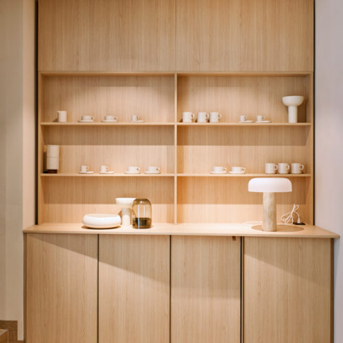 Cafébar im skandinavisch-minimalistischen Stil