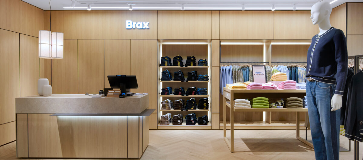 Holzoberflächen, klare Linien und eine reduzierte Formsprache prägen das Interieur