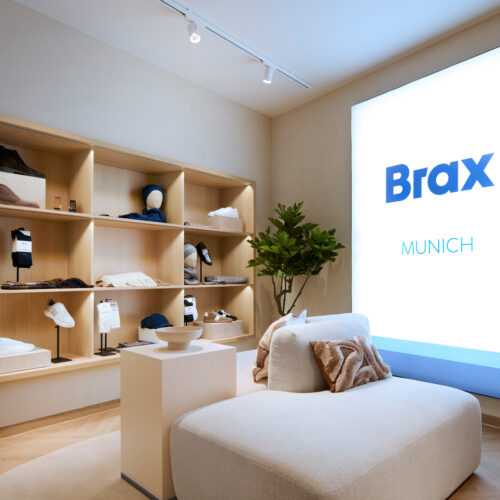 Loungemöbel mit Kissen verströmen Wohnzimmeratmosphäre