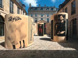 Bei der Eröffnung begleitete die Fotoausstellung „Comme des Garçons pour et par Paolo Roversi“ das Event.