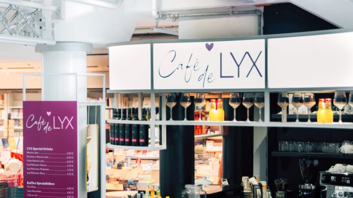 Kaum renoviert, schon zur Aktionsfläche: Henris Bistro in der Frankfurter Hugendubel-Filiale verwandelt sich für sechs Wochen in das „Café deLYX