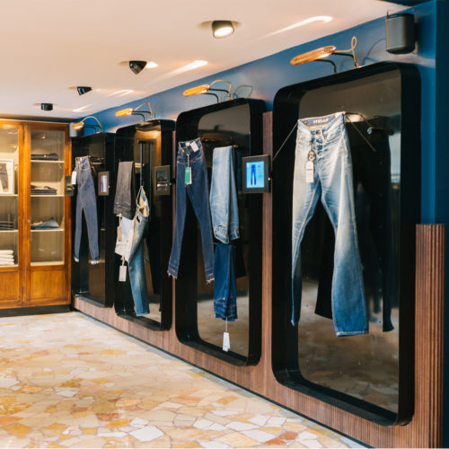 Candiani will die Produktkultur italienischer Denims vermitteln - traditionell und mit digitalen Tools wie Screens.