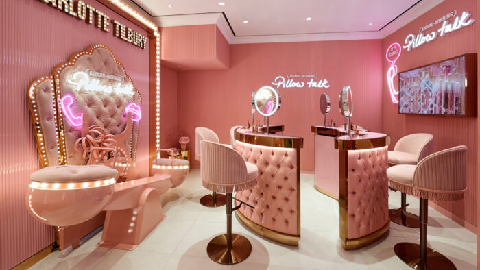 Ein Traum in Rosa: Die Farben der Beauty-Lounge im neuen Store entsprechen der ikonischen Rosé-Lippenstiftfarbe von Charlotte Tilbury