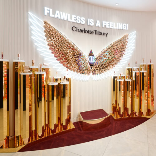 Produkte werden wie Ausstellungsstücke auf goldene Stelen platziert