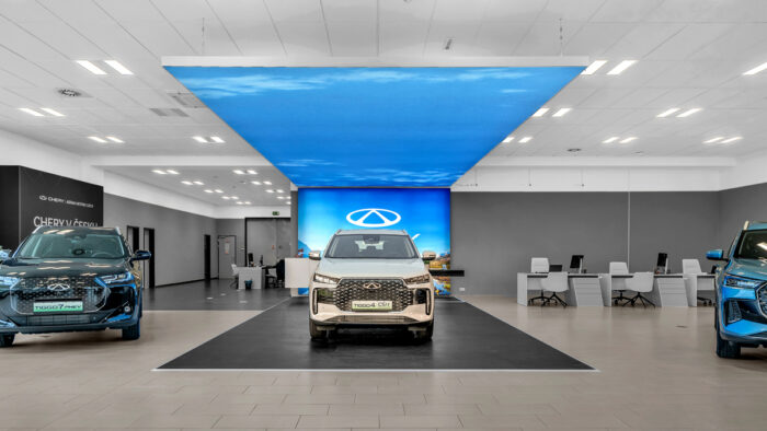 Die von der Decke abgehängte Lightbox mit Himmelmotiv überspannt die Fahrzeugpräsentation