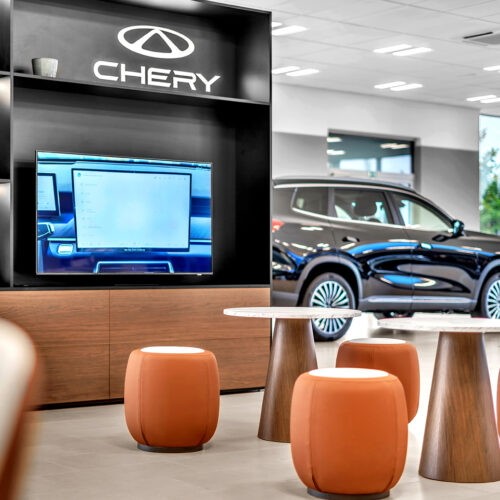 Terrakottafarbene Sitzmöbel und Holzelemente prägen die Aufenthaltszone