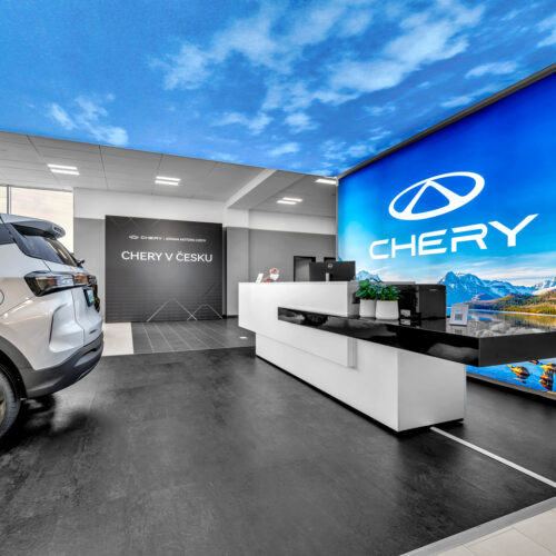 Empfangsbereich mit großformatigem LED-Display am Pilotstandort in Tschechien