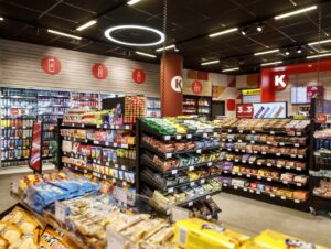 Das Produktsortiment im neuen Circle-K-Store umfasst Lebensmittel, Getränke und Convenience-Artikel.