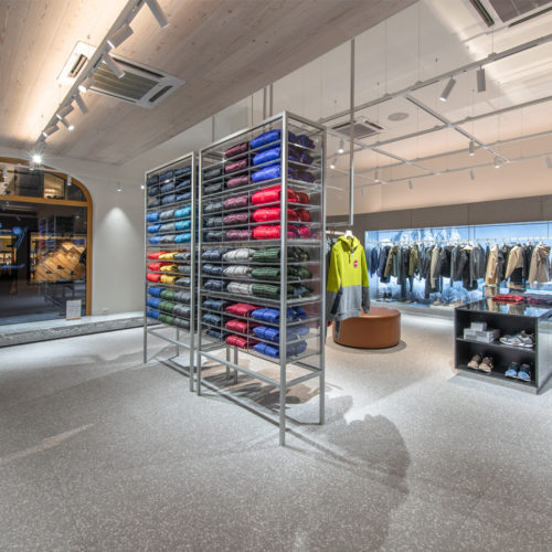 Das große Schaufenster in Kitzbühel gibt den Blick frei auf das geradlinige Design des Stores