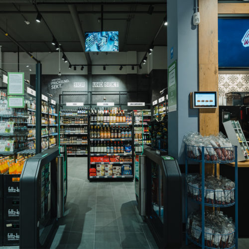 Alkoholische Getränke sind außerhalb der regulären Öffnungszeiten nur über ein separates Gate zu erreichen....