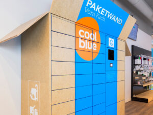 Über die Paketwand können Kund:innen im Coolblue Store Leipzig online bestellte Ware per QR-Code abholen