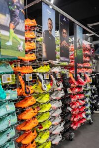 Im Store finden Sportbegeisterte ein breites Sortiment: von Fußballschuhen über Fitness-Equipment bis hin zu Outdoor-Ausrüstung.