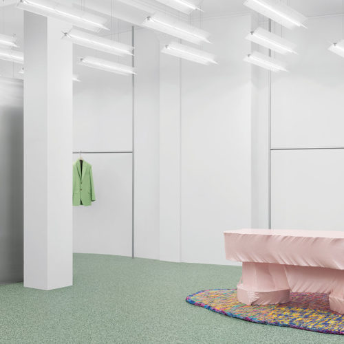 Das schwedische Fashion-Label Acne Studios stattet jeden Store, hier in Oslo, mit einem eigenen Beleuchtungskonzept aus – immer im Leuchtstoffröhren-Design.