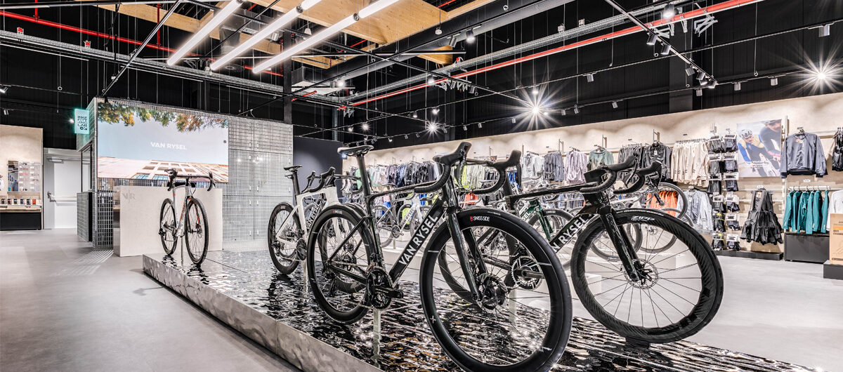 Im neuen Decathlon Flagship-Store in Oberhausen hat das Unternehmen zum zweiten Mal in Deutschland einen Shop-in-Shop von Van Rysel integriert.