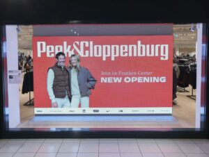 Die digitalen Screens im Schaufenster zeigen automatisiert auf Standort, Tageszeit, Wetter und Zielgruppe abgestimmte Inhalte.