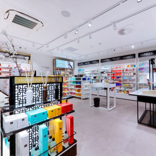 Helles, übersichtliches Store-Design mit breitem Pflege- und Duftsortiment