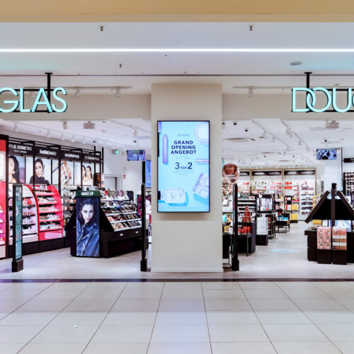 Großzügiger Storeeingang mit klarer Markenpräsenz im Shopping-Center