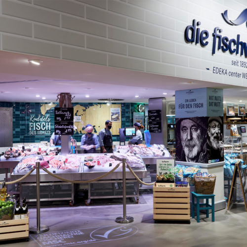 Charakteristisch in blauen Farbtönen: die Fischtheke