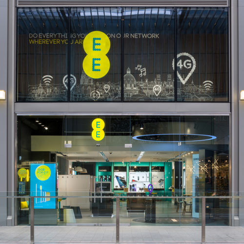 Fassade des EE-Shops in London.