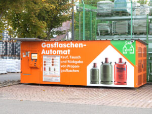 Am 24/7 Gasflaschen-Tauschautomat im Außenbereich können Kund:innen während und außerhalb der Öffnungszeiten Gasflaschen kaufen und tauschen