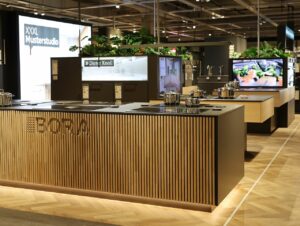 Über 130 Screens leiten Besucher:innen durch die Ausstellung und liefern zusätzliche Informationen.