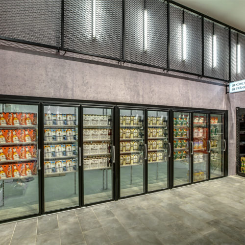 Gekühltes Bier im integrierten Getränkemarkt: Unten im Kühlschrank ist noch viel Platz für Partyfässer.