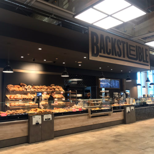 Im eigens betriebenen „Backstüble“ gibt es auch eine heiße Theke in Eigenregie sowie Pizza & Pasta des „tre secondi“-Systempartners und Snacks. 50 Sitzplätze vor Ort laden zum Verzehr ein.