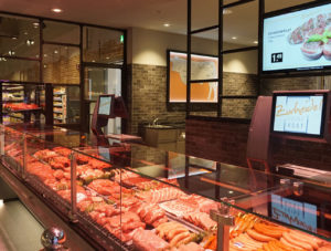 Die Marktmetzgerei offeriert eine breite Auswahl an Fleischspezialitäten.