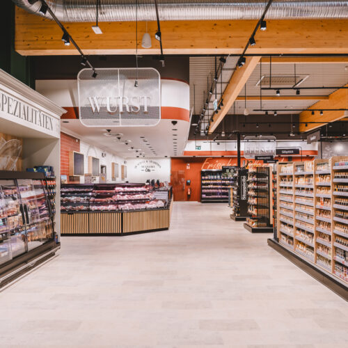 Fischspezialitäten und Wursttheke im hinteren Marktbereich