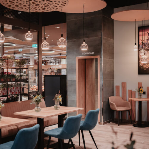 Das Café erstreckt sich über Innen- und Außenbereich und bietet Platz für eine Einkaufspause