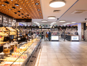 Die Bäckerei im Vorkassenbereich und die Checkout-Zone mit klassischen und SB-Terminals