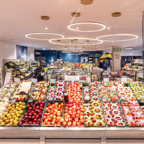 Lichtkränze über der Frischeabteilung schaffen eine helle Atmosphäre