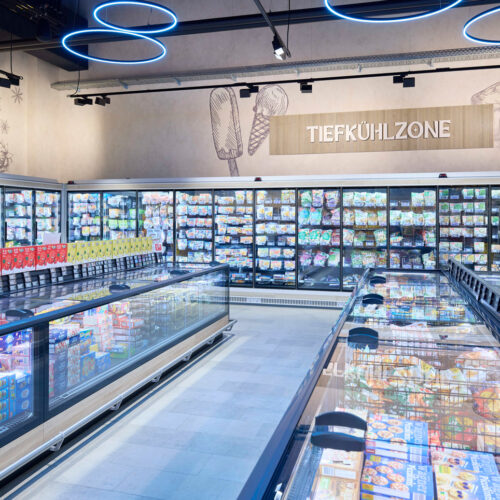 Ringleuchten mit bläulich-weißem Farbton erzeugen eine eisige Anmutung