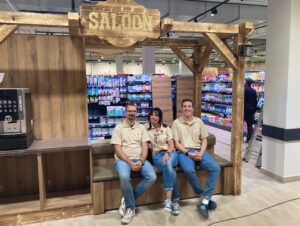 Die Kaufleute Nancy und Nico Schnelle sowie Marktleiter Paul Pfannmöller in Ihrem „Saloon“ im neuen Edeka Center