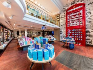 Eine überdimensionale rote Telefonzelle macht den neu gestalteten „English Bookshop