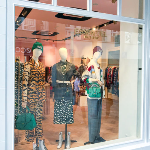 Auffällige Designs des Fashion-Labels im Schaufenster