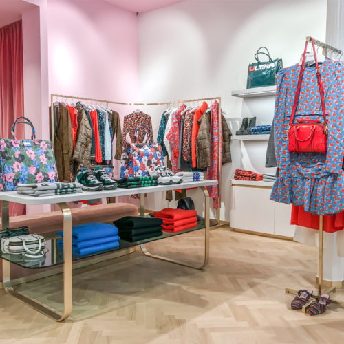 Dezente, feminine Hintergründe geben den auffälligen Produkten des Fashion-Labels Raum