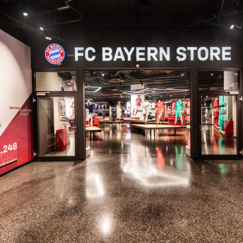 Fotos von FC Bayern-Spielern schmücken die Fassade des Stores