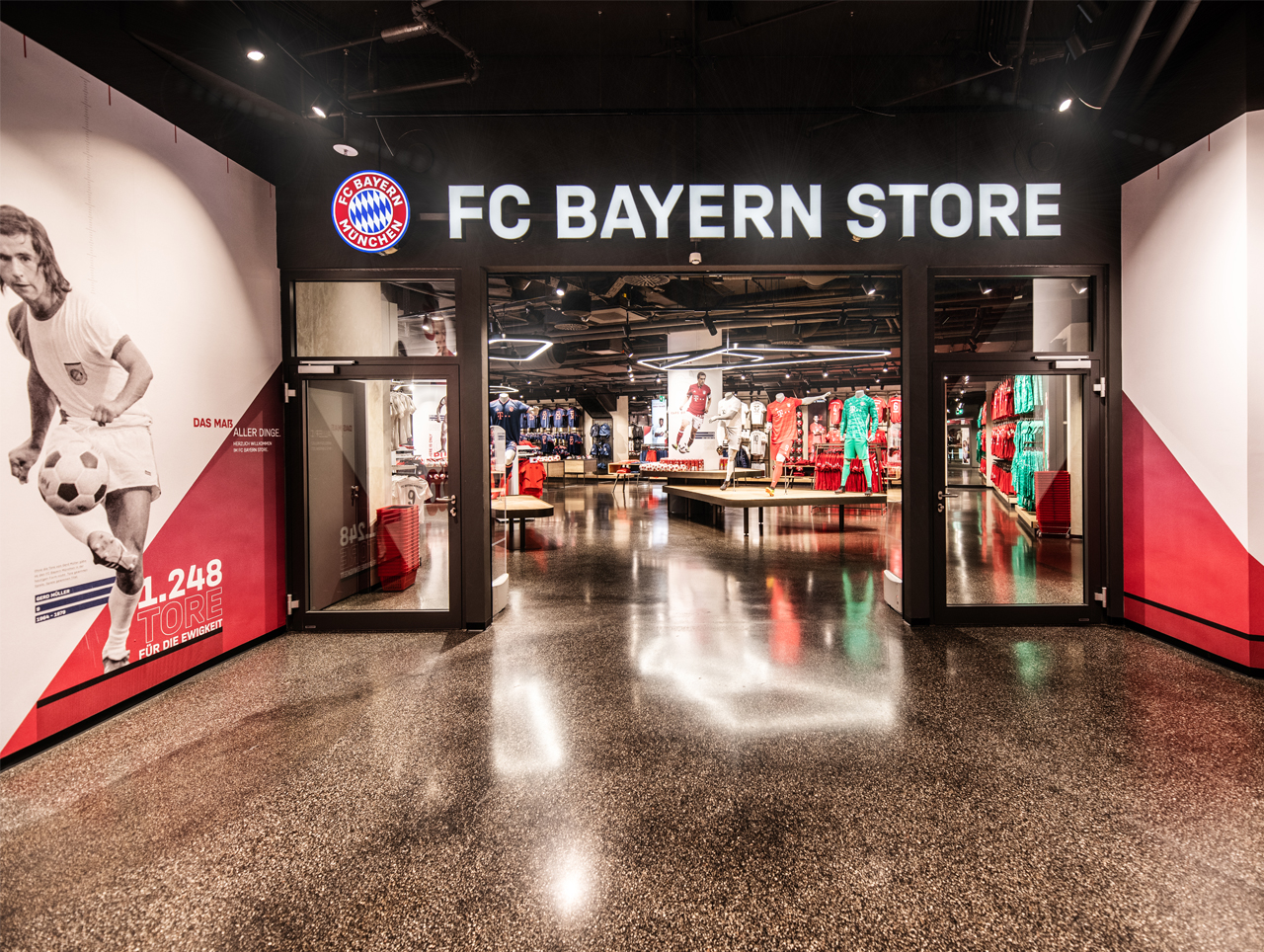 FC Bayern Store in der Allianz Arena mit neuen Look ...