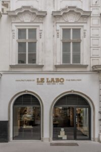 Eine eigens für Wien entwickelte österreichische Typografie prägt die Fassade der Boutique.