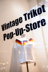 Ein historisches DFB-Trikot im Schaufenster soll den Zeitgeist des Pop-up-Stores sichtbar machen.