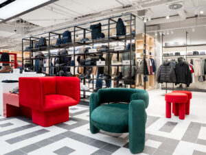 Sitzmöbel in leuchtenden Farben und organischen Formen schaffen Aufenthaltszonen