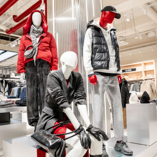 Edelstahl-Präsentationselemente und wellblechartige Raumteiler gliedern die Verkaufsfläche 