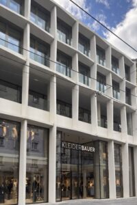 Die neue Glasfassade öffnet sich bewusst zur Linzer Innenstadt und macht den Store bereits von außen durch Transparenz und Licht erlebbar.