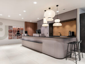 Kassenzone mit integriertem Café-Tresen und Barhockern