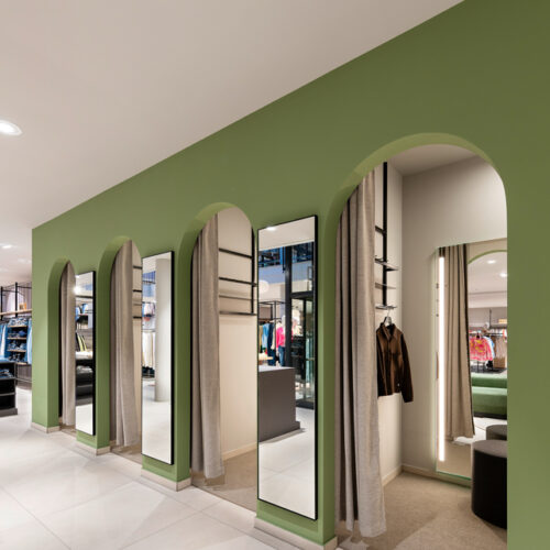 Die Umkleidekabinen sind durch Rundbögen gegliedert und mit hohen Spiegeln ausgestattet